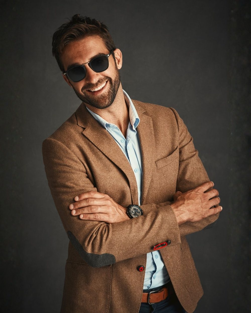 Homem elegante caminhando pela cidade